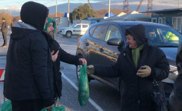 ენგურის ხიდზე გადმოსულ ადამიანებს საახალწლო ნობათი გადასცეს (ფოტო/ვიდეო)