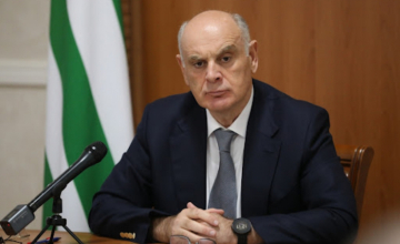 ბჟანიას პრესსამსახური ჟურნალისტებს წარმოშობით ქართველ თანაშემწეზე - სენსაციების დევნას შეეშვით