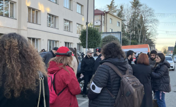 "საჯარო მოხელეებს უნდა შევახსენოთ, რაც ქვეყანაში ხდება" - საპროტესტო აქცია მერიის შენობასთან იმართება (ფოტო)