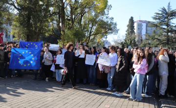 ძალა ერთობაშია, ძალა ევროპაშია - ზუგდიდის მე-4 სკოლის მოსწავლეების პროტესტი (ფოტო)