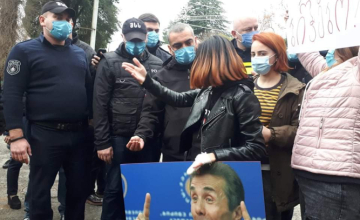 ზუგდიდის პოლიციასთან ბიძინა ივანიშვილის ფოტო მიიტანეს