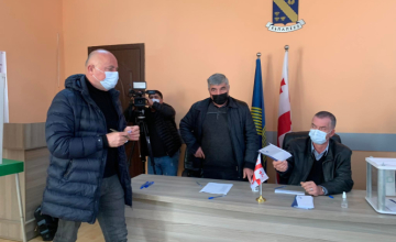 ჩხოროწყუს საკრებულოს სხდომა, რომელზეც თავმჯდომარე უნდა აირჩიონ "ლელოს" და  ენმ-ის წევრებმა დატოვეს