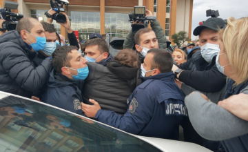 პოლიციამ ზუგდიდის საკრებულოსთან აქციის 2 მონაწილე დააკავა