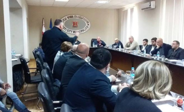 გინება სხდომაზე - ფოთში საკრებულოს თავმჯდომარე და დეპუტატი ერთმანეთს დაუპირისპირდნენ