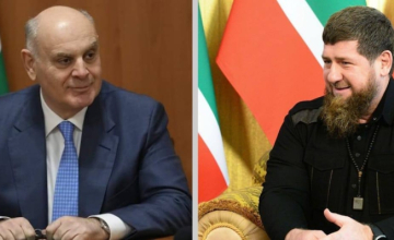 ოკუპირებული აფხაზეთის „პრეზიდენტი“ რამზან კადიროვს დაბადების დღეს ულოცავს და „ნათელ პოლიტიკოსს“ უწოდებს