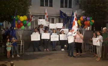 ზუგდიდის მერიასთან აქცია “სირცხვილია” მიმდინარეობს (ფოტო)