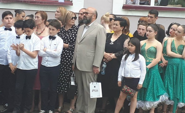 ხუბუტიამ პირველი სკოლის პედაგოგებსა და მოსწავლეებს აიფონები და ლეპტოპები აჩუქა 