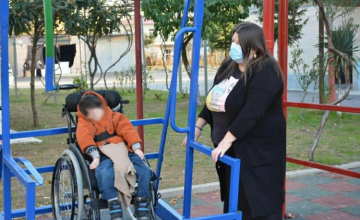 ზუგდიდში პირველად დამონტაჟდა შშმ ბავშვებისთვის ადაპტირებული საქანელა