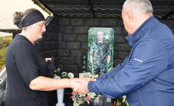 აგვისტოს ომის გმირების საფლავები ყვავილებით შეამკეს