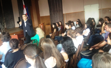 პირველ სკოლაში მოსწავლეებს ნატოსა და ევროკავშირის შესახებ ინფორმაცია გააცნეს (ვიდეო)