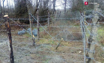 რუსი ოკუპანტები ხურჩასთან მავთულხლართებს იღებენ