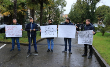 სოხუმში მომიტინგეები ანტიკორუფციული კანონპროექტის განხილვას ითხოვენ 