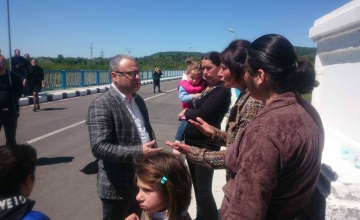 ენგურის ხიდზე დაკავებულების ოჯახის წევრებთან გამგებლის მოადგილე მივიდა (ვიდეო)