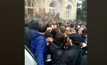სოხუმში დემონსტრანტები „პრეზიდენტის“ ადმინისტრაციის შენობაში შეიჭრნენ