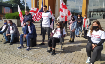 „თავისუფლება მიშას“, „სოლიდარობა ყოფილ პოლიციელებს“ - აქცია-პერფორმანსი ზუგდიდში