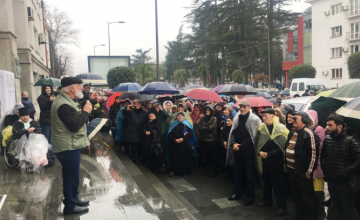 ზუგდიდის მერიასთან ყოფილი მაღალჩინოსნის სოლიდარობის აქცია გაიმართა (ვიდეო)