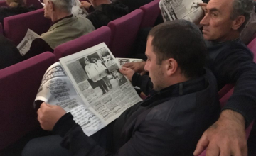  „ქართული ოცნების“ დროშა და სანდა რულოვსის საწინააღმდეგო გაზეთები „ზვიადისტების“ ფორუმზე