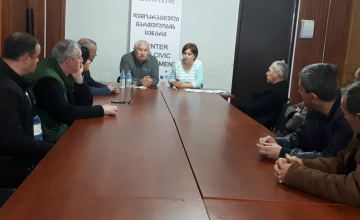 ბიბლიოთეკის ყოფილი თანამშრომელი ადგილობრივ ხელისუფლებას პოლიტიკურ ზეწოლაში ადანაშაულებს (ვიდეო)