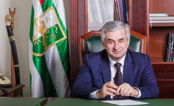 რაულ ხაჯიმბა მოსკოვში ვლადიმერ პუტინს შეხვდება
