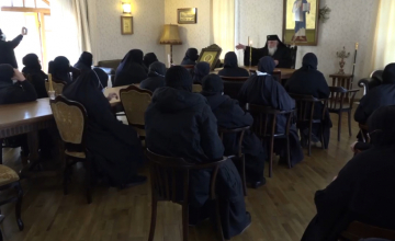 „დებილი დედაკაცი“, „რომელი ქურდი შენ ხარ“ -  ჭყონდიდის მიტროპოლიტი მონასტრის წინამძღვარს (ვიდეო)