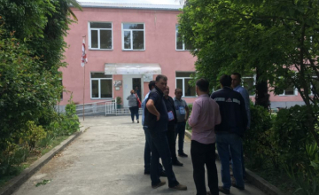 კოკში ერთი პირის დაკავებამდე უბნიდან სამი დამკვირვებელი გააძევეს