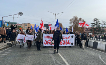 საპროტესტო აქციის მონაწილეებმა ზუგდიდის ქუჩებში მსვლელობა მოაწყეს (ფოტო)