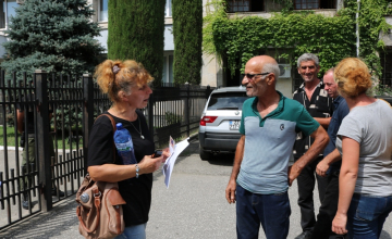 ზუგდიდში მოქალაქეები არასამთავრობო ორგანიზაციის ხელმძღვანელს თაღლითობაში ადანაშაულებენ (ვიდეო)