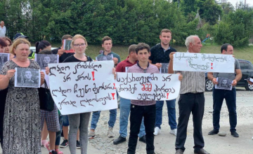 ზუგდიდის სასამართლოსთან დაკავებული შშმ პირის ახლობლები აქციას მართავენ