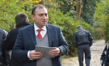 ზუგდიდის მაჟორიტარი თვლის, რომ გეგა შენგელიას სანდრა რულოვსთან შედარებით უპირატესობა აქვს 