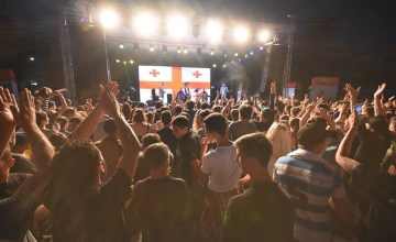დამოუკიდებლობის დღე ზუგდიდში გალა კონცერტით დასრულდა (ფოტო)