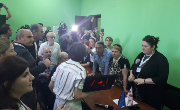 საოლქოში კომისიის სხდომა ხმაურით მიმდინარეობს 