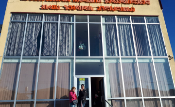 დევნილთა პოლიკლინიკის ყოფილი თანამშრომლები გათავისუფლებას აპროტესტებენ (ვიდეო)
