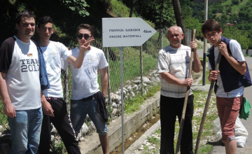  ორენოვანი ბანერი სოფლის ცენტრში