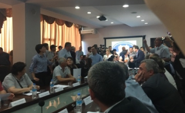 საკრებულოს სხდომა ხმაურის გამო გადაიდო (ვიდეო)