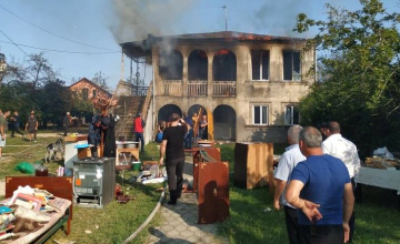 სოფელ ლესიჭინეში სახლი იწვის