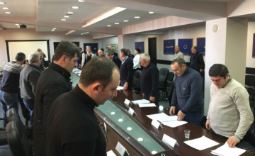 ზუგდიდის საკრებულოს სხდომა წუთიერი დუმილით დაიწყო