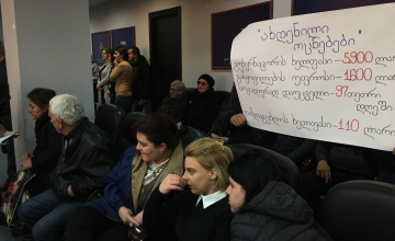 ზუგდიდში საკრებულოს სხდომას გარემოვაჭრეები და დევნილები ესწრებიან