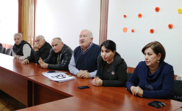 ყოფილი საჯარო მოხელეები სამსახურში აღდგენასა და მოქმედი თანამდებობის პირების გათავისუფლებას ითხოვენ (ვიდეო)