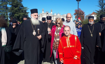 ზუგდიდში კათოლიკოს - პატრიარქის მხარდამჭერი  მსვლელობა იმართება 