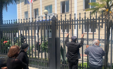 ძალადობის შედეგად დაღუპული მამაკაცის ახლობლები ზუგდიდის სასამართლოს გადაწყვეტილებას აპროტესტებენ