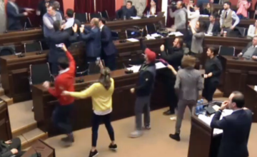 ხობის მაჟორიტარი და ოთარ კახიძე ერთმანეთს ფიზიკურად დაუპირისპირდნენ (ვიდეო)
