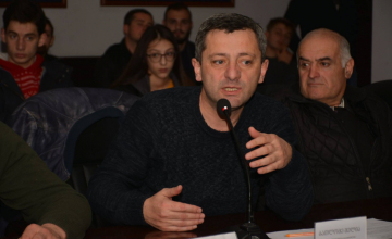ბათლომე შელიამ საკრებულოს სხდომა პროტესტის ნიშნად დატოვა (ვიდეო)