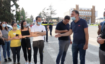 ზუგდიდში ქუჩის ცალმხრივად გადაკეტვასთან დაკავშირებით მოქალაქეები და ბიზნესმენები ადგილობრივ ხელისუფლებას შეხვდნენ