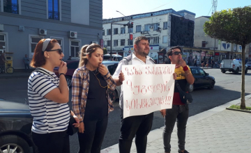 ზუგდიდის ააიპის თანამშრომლის შეურაცხმყოფელი პოსტები აქტივისტებმა გააპროტესტეს (ფოტო)