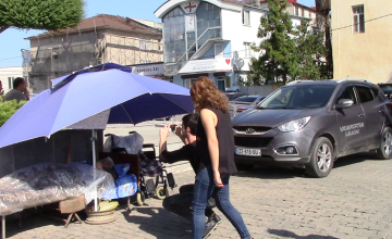 მერიის წინ მწოლიარე მოხუცმა შიმშილობა შეწყვიტა