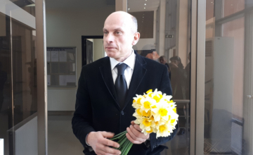 თენგო ჯგუშიამ გუბერნიის თანამშრომლებს ნარცისები დაურიგა (ვიდეო)