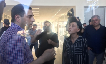 ჟურნალისტების ნაწილს საკრებულოს შენობაში არ უშვებენ (ვიდეო)