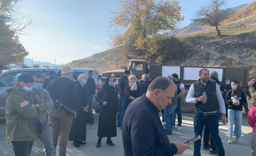 მესტიის შესასვლელი აქციის მონაწილეებს გადაკეტილი აქვთ