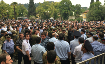 აფხაზეთში ოპოზიციონერებმა, „საპრეზიდენტო არჩევნების“ გადატანის მოთხოვნით, გზები გადაკეტეს