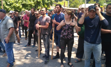 ხაიშში მოსახლეობა სპეცრაზმისა და ფინანსური პოლიციის შესვლას აპროტესტებს